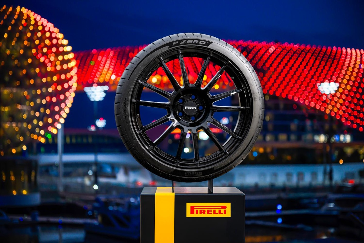 Pneu Pirelli P Zero com aro esportivo exposto sobre pedestal iluminado