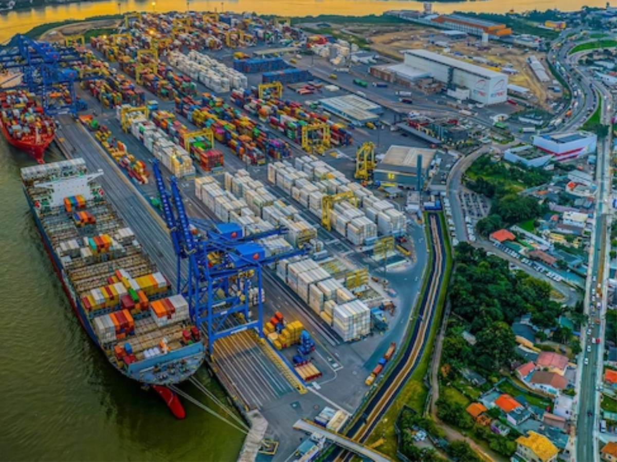 O Portonave anunciou um investimento de R$ 1,5 bilhão até 2026 para modernizar terminal em SC. Terminal receberá navios de 400 metros e cobra melhorias em rodovias como BR-101 e BR-470.