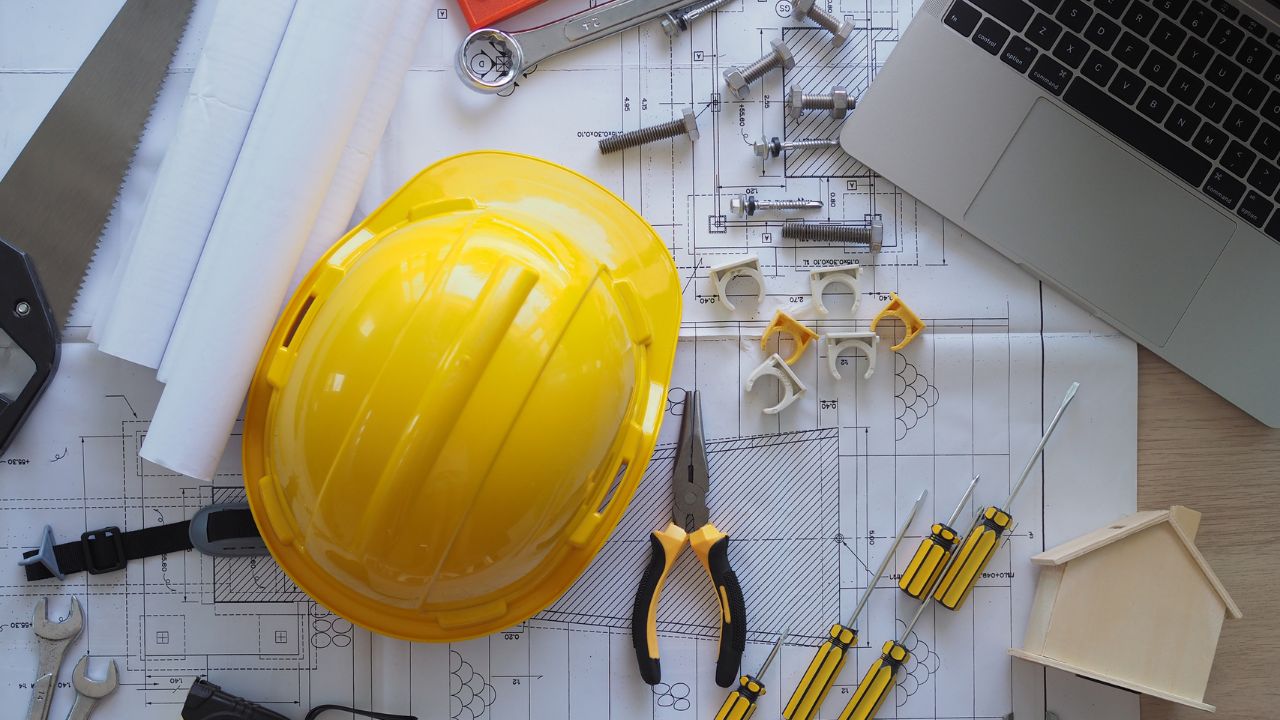 Qualificação profissional impulsiona reconstrução de unidades escolares e oferece formação prática para a população, em parceria com o SENAI.