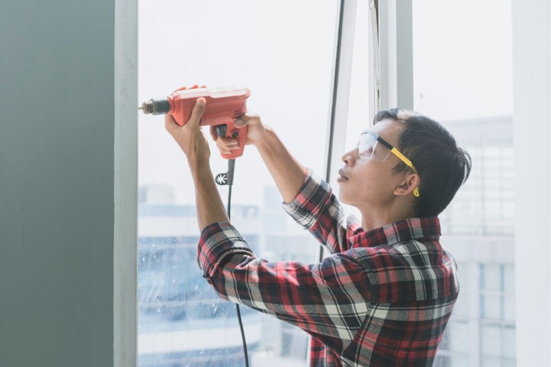 Invenções Discretas, Impactos Gigantescos: A Bucha de Fixação – Como um Pedaço de Plástico Salvou Paredes no Mundo Inteiro