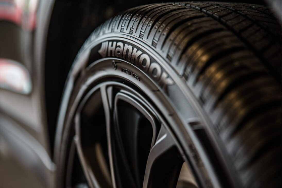 Pneu moderno da marca Hankook com detalhes do desenho da banda de rodagem, simbolizando tecnologia, aderência e segurança automotiva.

