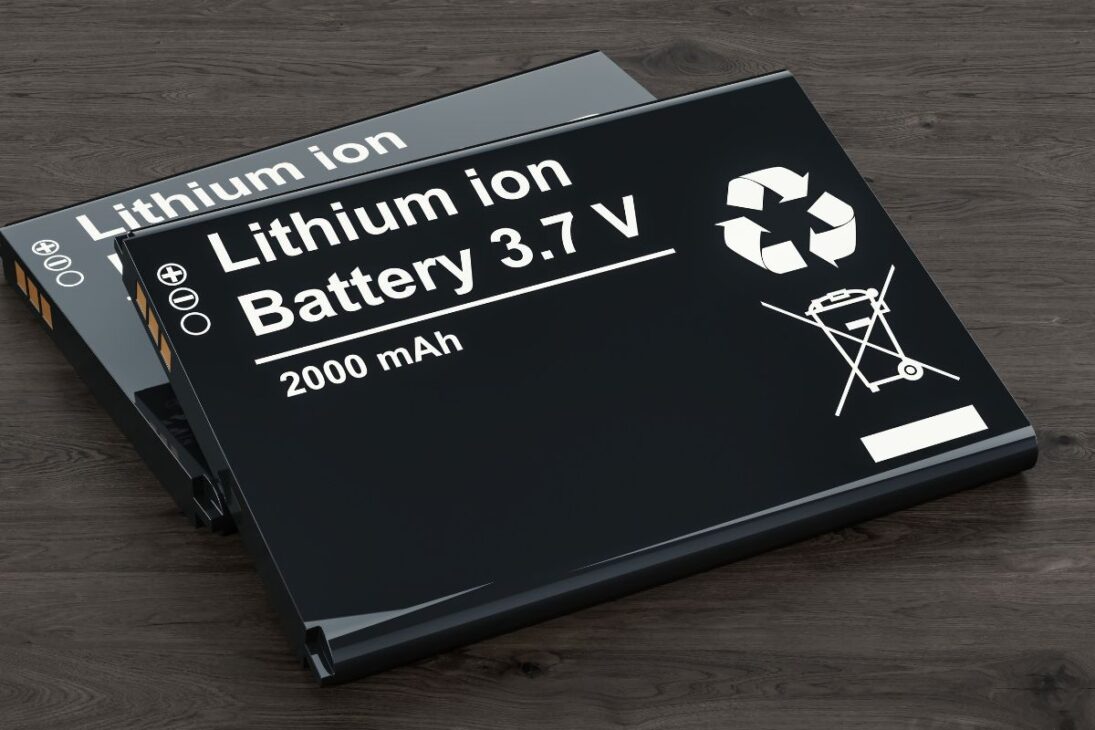 Duas baterias planas de íon de lítio pretas de 3.7V e 2000 mAh, com símbolos de reciclagem e descarte.