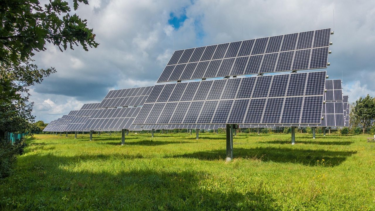 Energia solar: transformando a luz do sol em eletricidade limpa e sustentável para o seu futuro.
