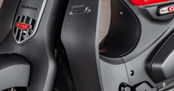 Entenda a detalhes a Honda Super Cub. Exploraremos sua história como Honda mais vendida do mundo, sua notável economia de combustível, as especificações técnicas de sua versão moderna e seu posicionamento único no mercado global.