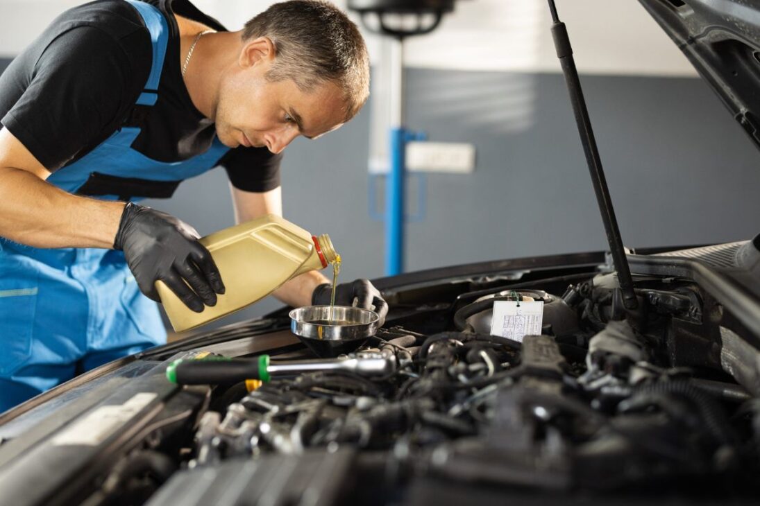 Introduzido no mercado em 2012, o motor Ford 1.0 EcoBoost foi uma revolução. Premiado internacionalmente por 11 vezes, este motor 3 cilindros da Ford prometia a potência de um motor 1.6 com a economia de um 1.0, graças ao turbo e à injeção direta. No Brasil, ele chegou para equipar o New Fiesta entre 2016 e 2019, cercado de expectativas.