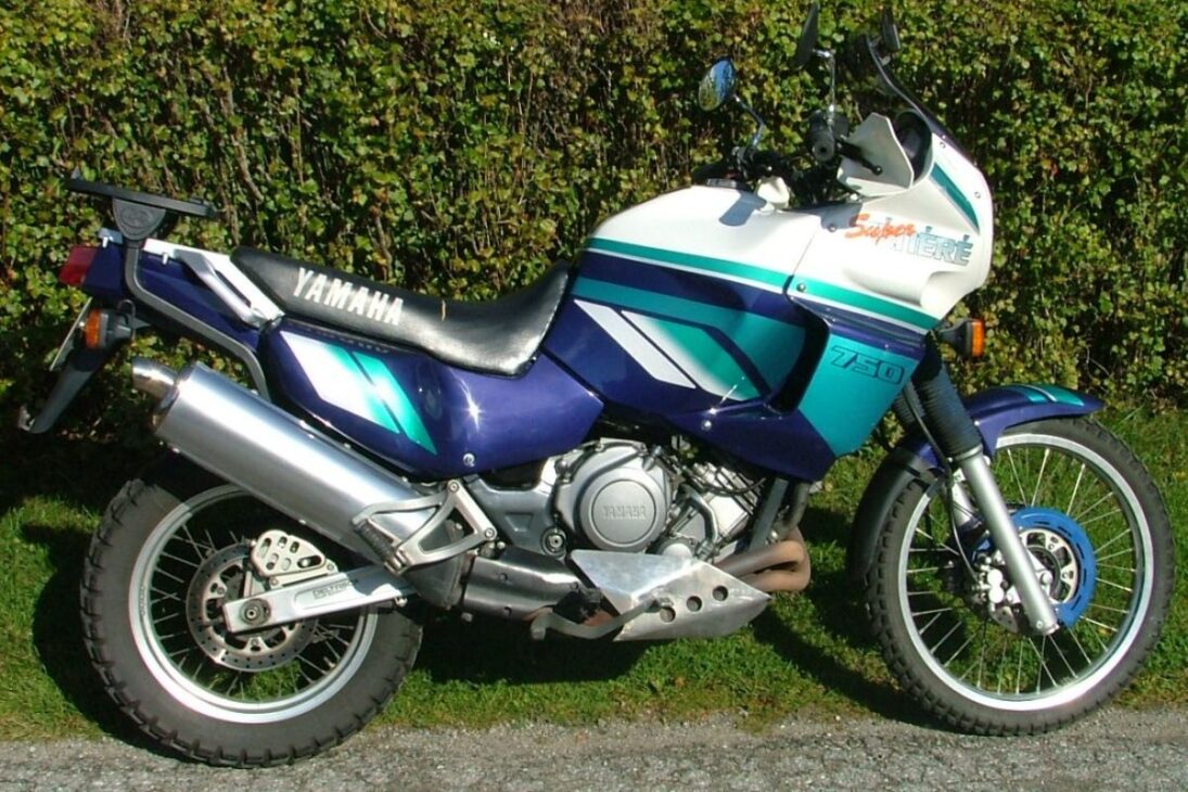 Yamaha XTZ 750 Super Ténéré 1993 com motor bicilíndrico em linha de 749cc, faz 100 km/h em impressionantes 4,9 segundos