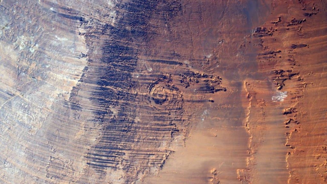 Cristas escuras, também conhecidas como yardangs. Foto: ESA / NASA