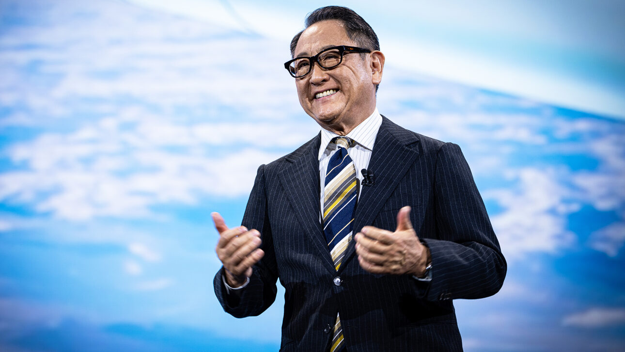 Akio Toyoda fala ao público sobre o futuro da Toyota e os desafios da eletrificação