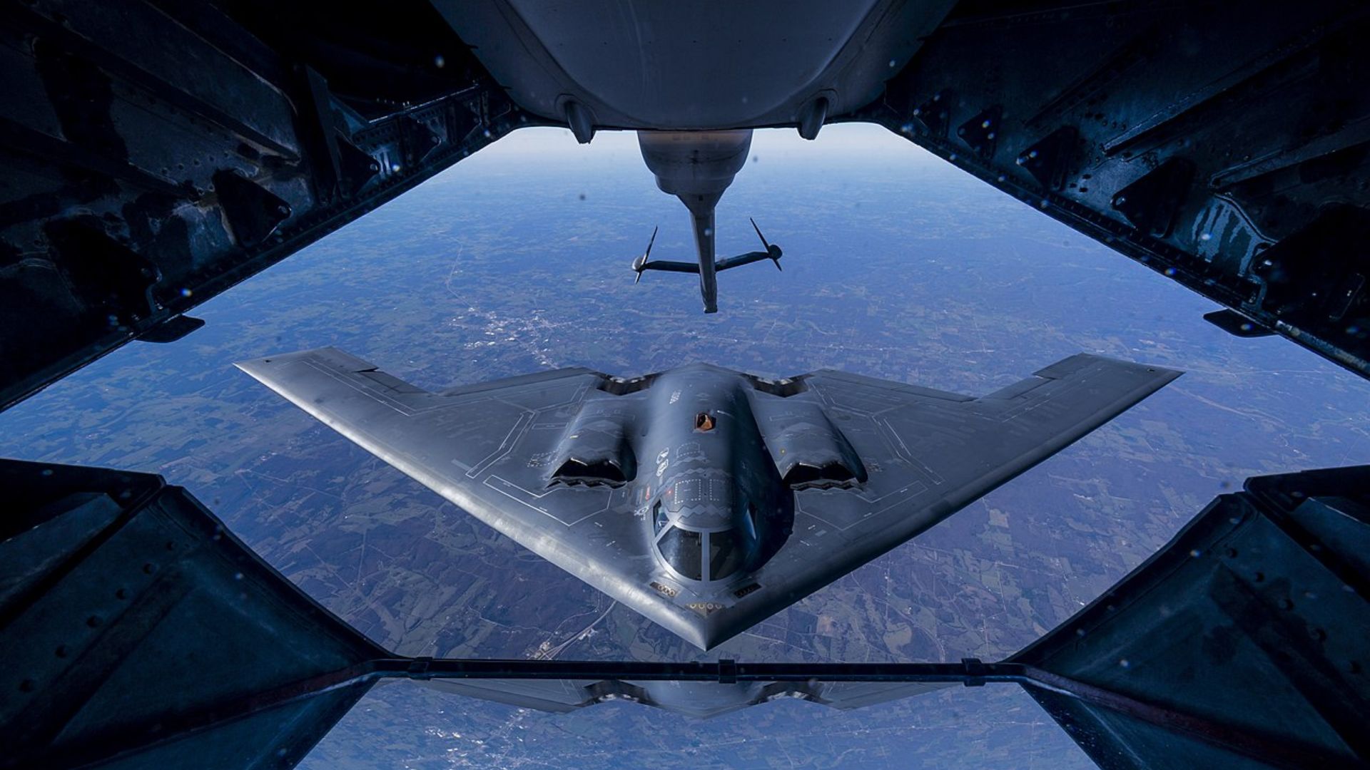 B-2 Spirit sendo reabastecido por avião KC-46 durante voo sobre o Oriente Médio