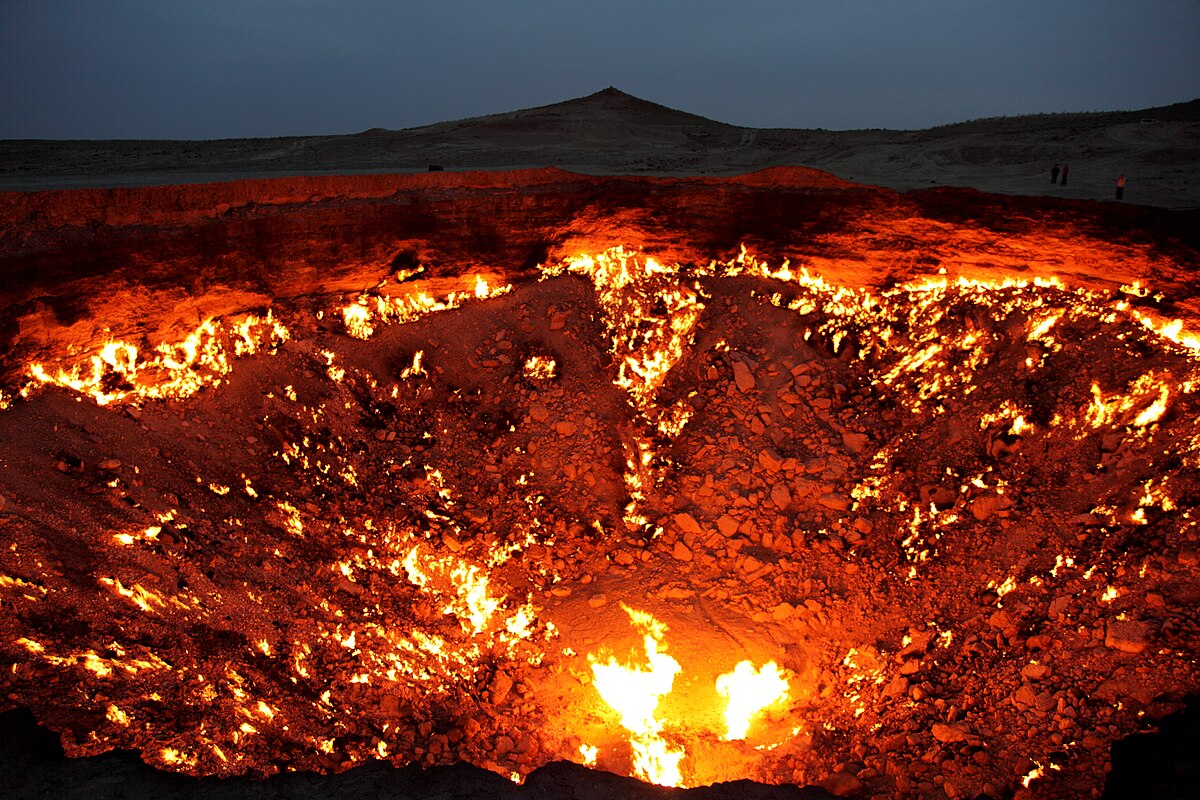 Criado por acidente na Guerra Fria, o buraco de 70 metros que nunca para de queimar já engoliu uma sonda soviética e virou atração no meio do deserto