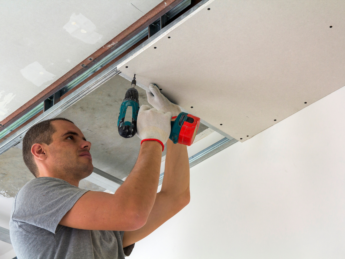 Com vantagens como rapidez na instalação e custo acessível, o Drywall tem ganhado espaço também em ambientes úmidos como banheiros.