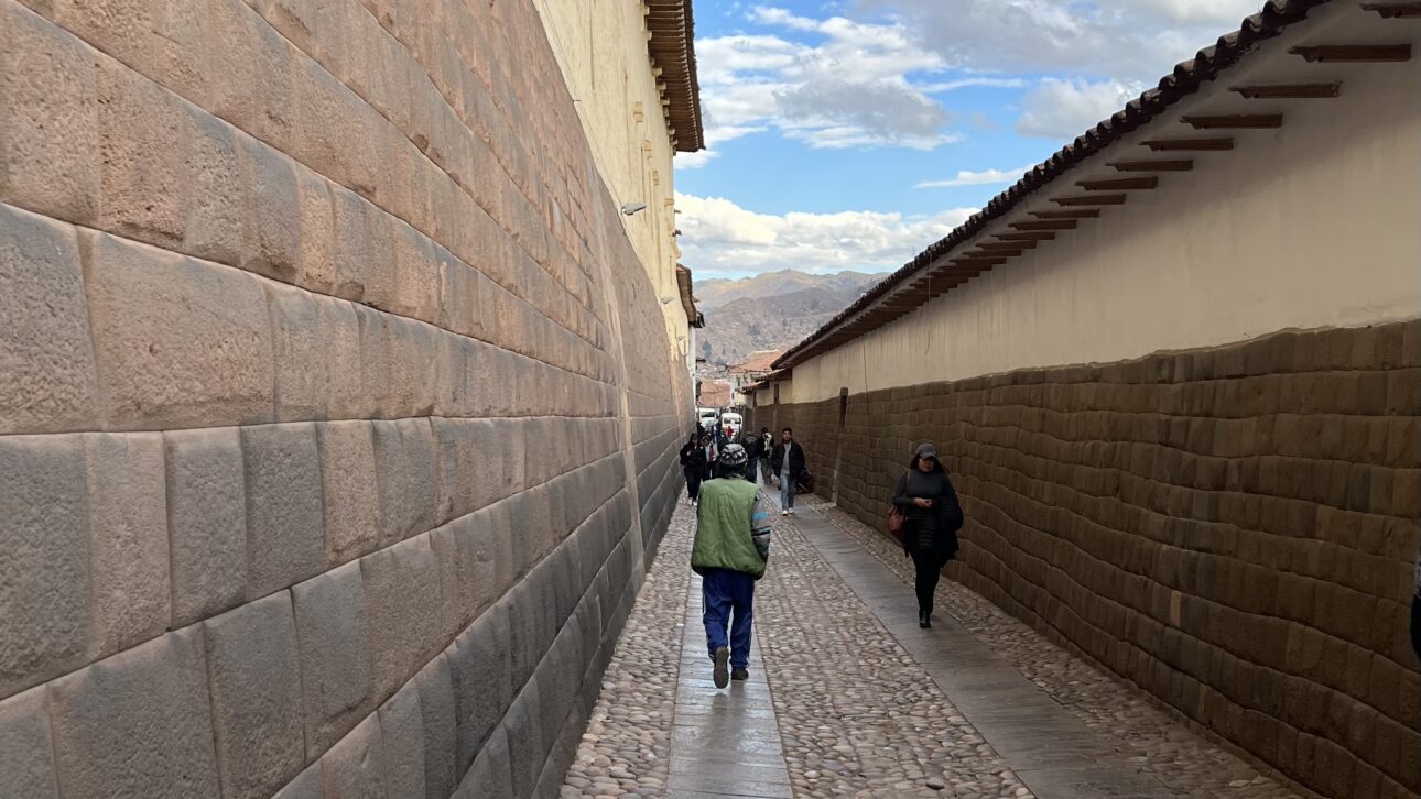 Técnicas de engenharia inca com encaixe de pedras e obras hidráulicas