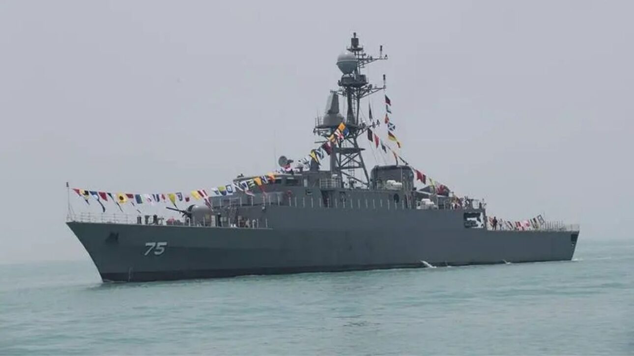 Imagem mostra a fragata iraniana IRIS Dena, número de casco 75, da classe Moudge, navegando com bandeiras em missão naval