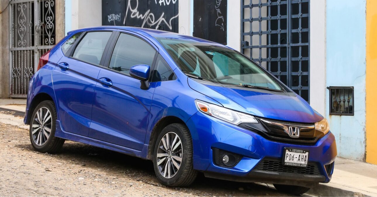 Esse hatch da Honda saiu de linha, mas segue valorizado por quem busca um japonês confiável, com câmbio automático sem sustos e espaço de sobra por até R$ 50 mil
