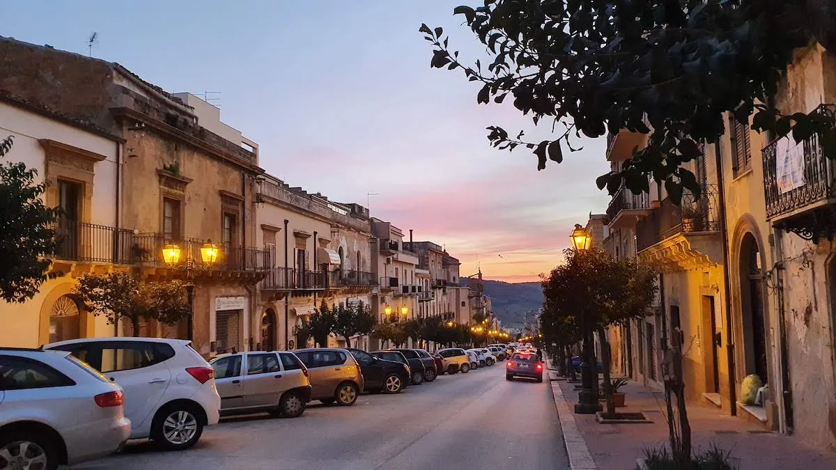 Cidade deSambuca, na Itália. (Imagem: reprodução) - Cidades ao redor do mundo pagam para você morar nelas e reformar casas. Entenda os segredos dessa estratégia que transforma comunidades e economias.