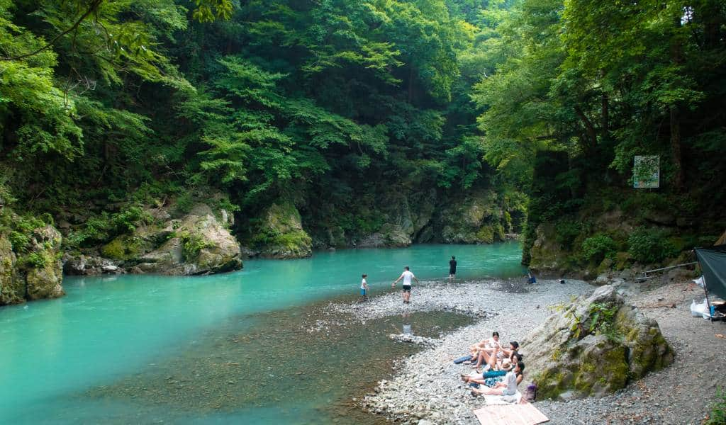 Cidade de Okutama, no Japão. (Imagem: reprodução) - Cidades ao redor do mundo pagam para você morar nelas e reformar casas. Entenda os segredos dessa estratégia que transforma comunidades e economias.