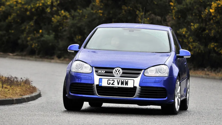 CEO da Bugatti surpreende ao dirigir um raro Golf R32. Uma mistura única de tradição, potência e paixão que vai além dos hipercarros. (Imagem/ divulgação)