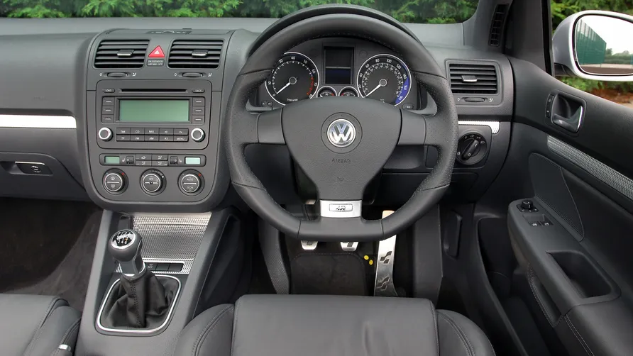 CEO da Bugatti surpreende ao dirigir um raro Golf R32. Uma mistura única de tradição, potência e paixão que vai além dos hipercarros. (Imagem/ divulgação)