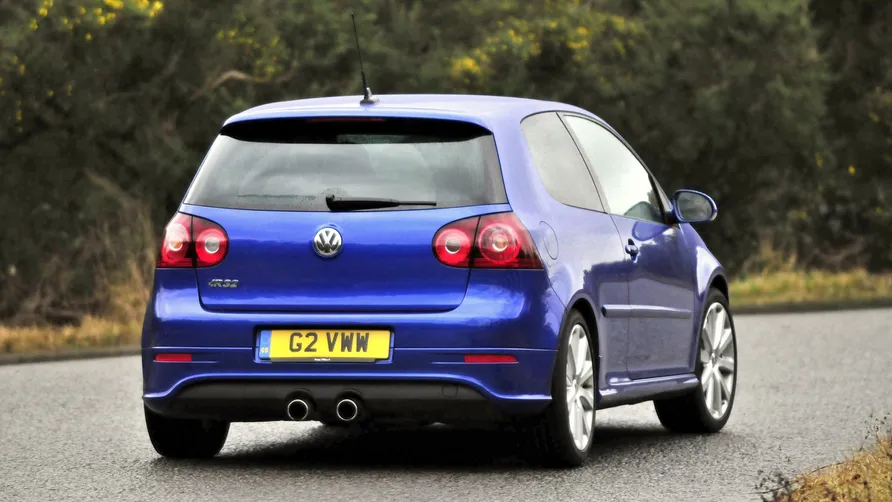 CEO da Bugatti surpreende ao dirigir um raro Golf R32. Uma mistura única de tradição, potência e paixão que vai além dos hipercarros. (Imagem/ divulgação)