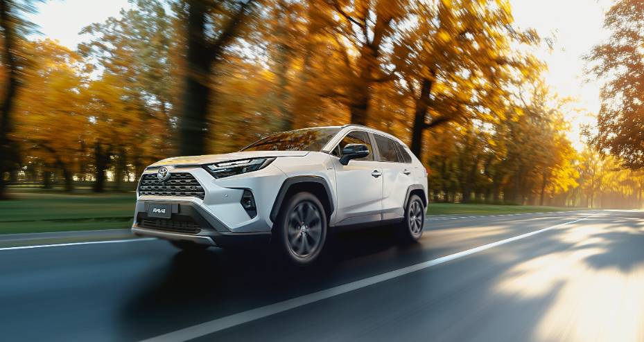  Toyota RAV4 PHEVv - Toyota aposta alto nos híbridos plug-in e desafia gigantes ao rejeitar elétricos puros, mudando os rumos da mobilidade global.