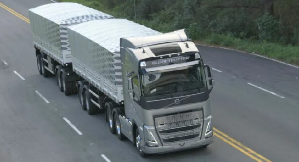 Rodotrem de 9 eixos. Seu PBTC é de até 74 toneladas. Foto: Divulgação VOLVO