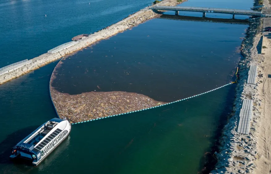 Navio movido a energia solar remove 50 toneladas de plástico por dia dos rios e mares e ajuda a salvar os oceanos do colapso ambiental.