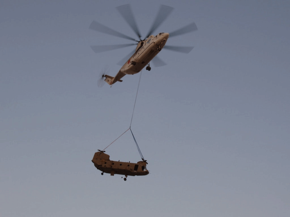 O maior helicóptero do mundo transporta casas e tanques. Conheça o Mi-26, uma máquina gigante que impressiona pela força e versatilidade.