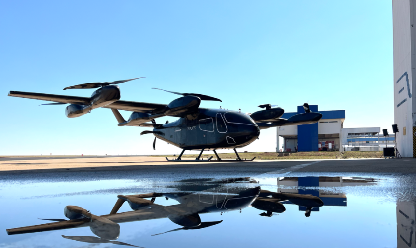 Cruzando céus com tecnologia e design inovadores, a Embraer projeta e constrói aeronaves que conectam o mundo, desde jatos regionais líderes de mercado até o futuro da mobilidade aérea urbana, elevando o nome do Brasil na aviação global.