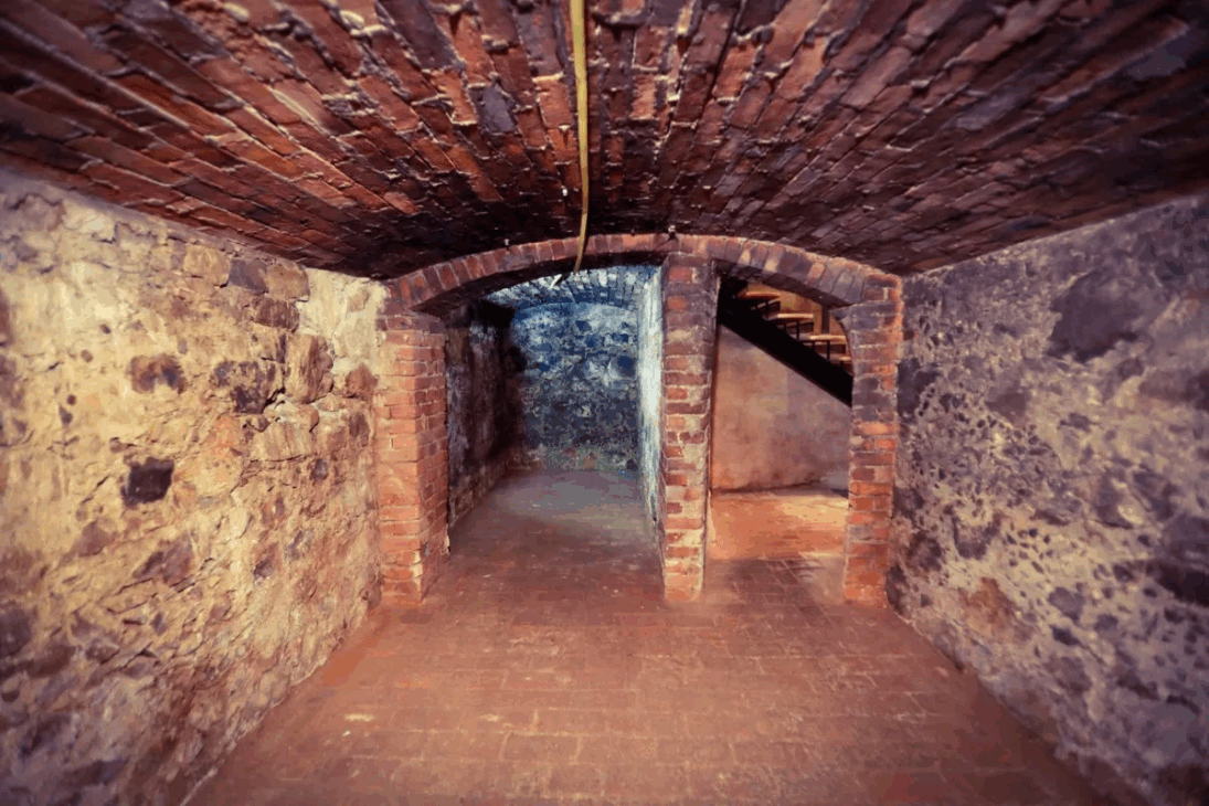 Túnel sob a Sede Concórdia do Clube Curitibano - - Curitiba esconde túneis e bunkers centenários repletos de segredos e histórias reais que desafiam o tempo e a imaginação dos curiosos.