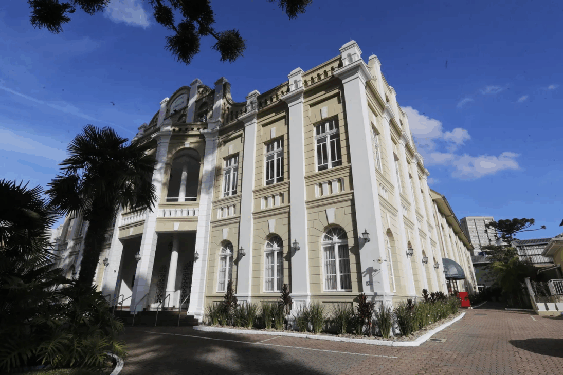 Sede Concórdia do Clube Curitibano - - Curitiba esconde túneis e bunkers centenários repletos de segredos e histórias reais que desafiam o tempo e a imaginação dos curiosos.