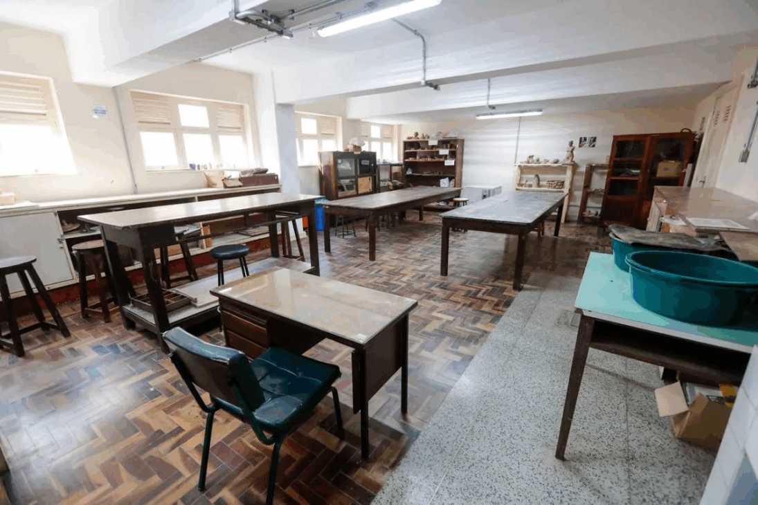 Colégio Estadual do Paraná (CEP) - Curitiba esconde túneis e bunkers centenários repletos de segredos e histórias reais que desafiam o tempo e a imaginação dos curiosos.