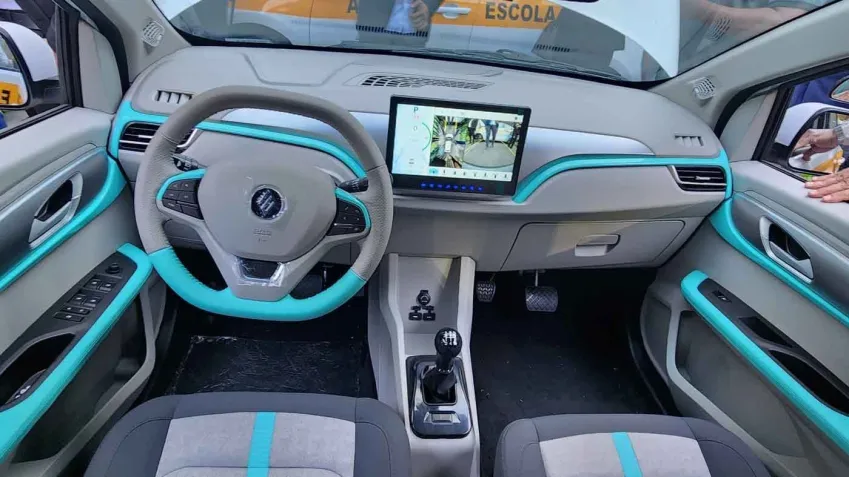 JMEV lança no Brasil o EV3, o primeiro carro elétrico com câmbio manual, focado em autoescolas e com preço abaixo de R$ 100 mil. (Imagem: Thiago Ventura/CNN)