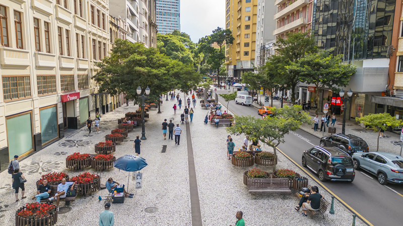 Com crescimento de emprego e renda, Curitiba é a capital da classe média no País, aponta estudo. - Na imagem, Calçadão da XV. Foto: Isabella Mayer/SECOM