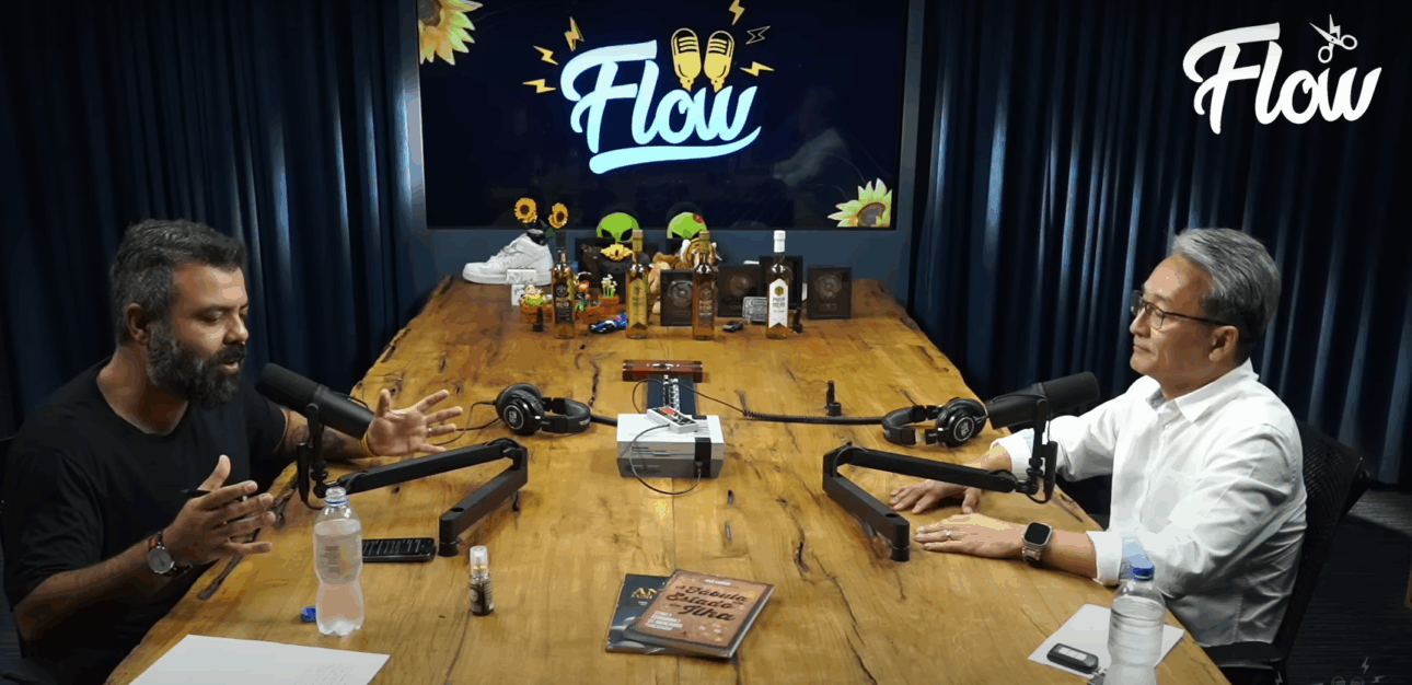 José Kobori, em participação no Podcast Flow - Descubra como o financiamento no Brasil esconde o verdadeiro custo do crédito e impacta o consumidor, revelando os segredos do capital financeiro. (Imagem/ reprodução Flow PodCast)