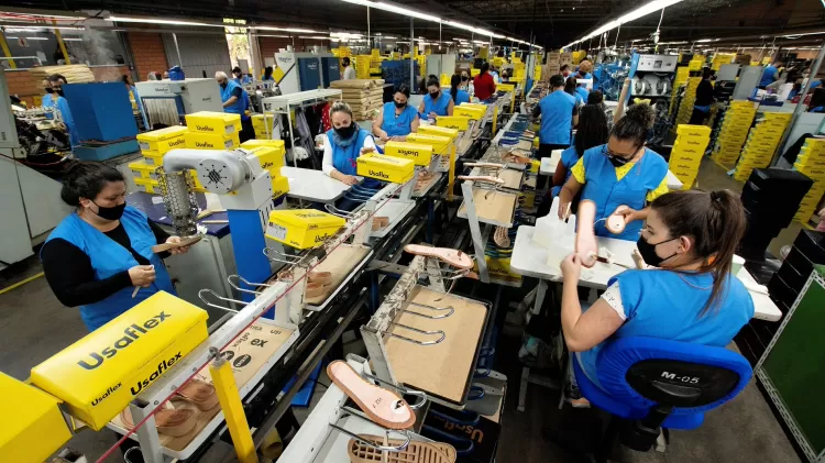 Indústria de calçados sofre com a falta de mão de obra qualificada enquanto jovens rejeitam trabalhos no chão de fábrica. Produção da Usaflex em Igrejinha (RS). Imagem: Divulgação