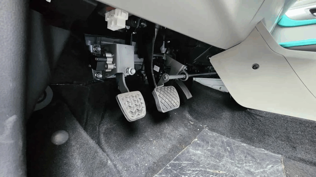 JMEV lança no Brasil o EV3, o primeiro carro elétrico com câmbio manual, focado em autoescolas e com preço abaixo de R$ 100 mil. (Imagem: Thiago Ventura/CNN)