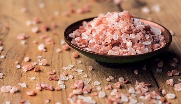 Sal rosa do Himalaia é realmente melhor que o sal comum? Conheça benefícios, mitos e curiosidades desse tempero natural e famoso.