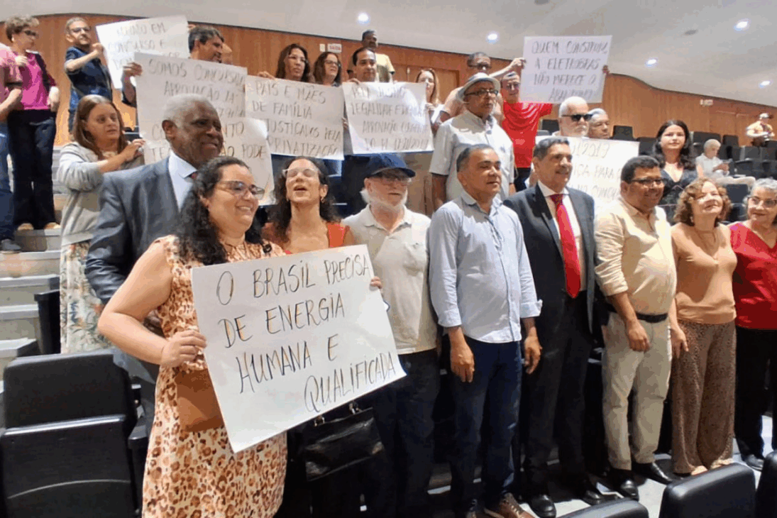 Concursados da Eletrobras desligados em demissão em massa protestaram na Alepe nesta quarta-feira (11). (Imagem/ Divulgação)