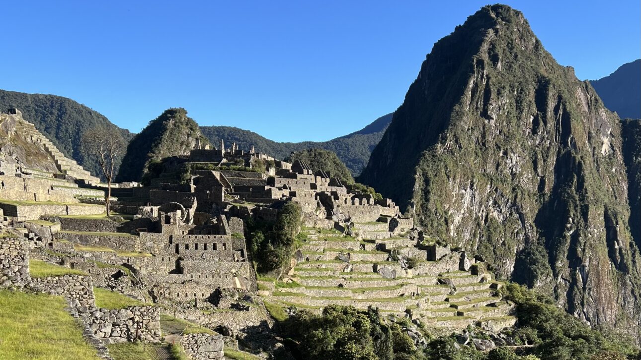 Vista panorâmica de Machu Picchu com ruínas incas, blocos de pedra encaixados e terraços agrícolas