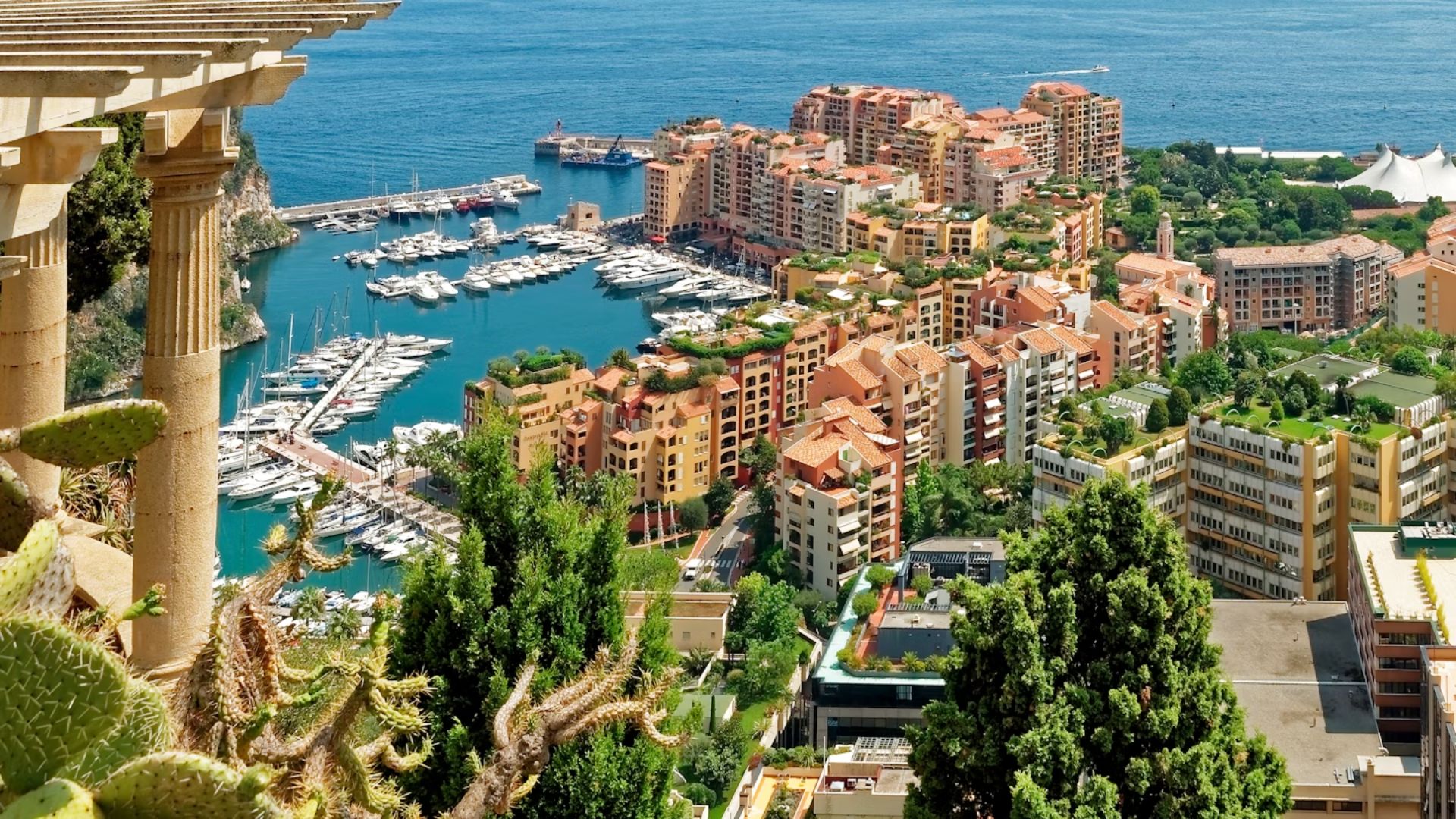 Vista panorâmica de cidade europeia cara e disputada, onde não há mais espaço para milionários.