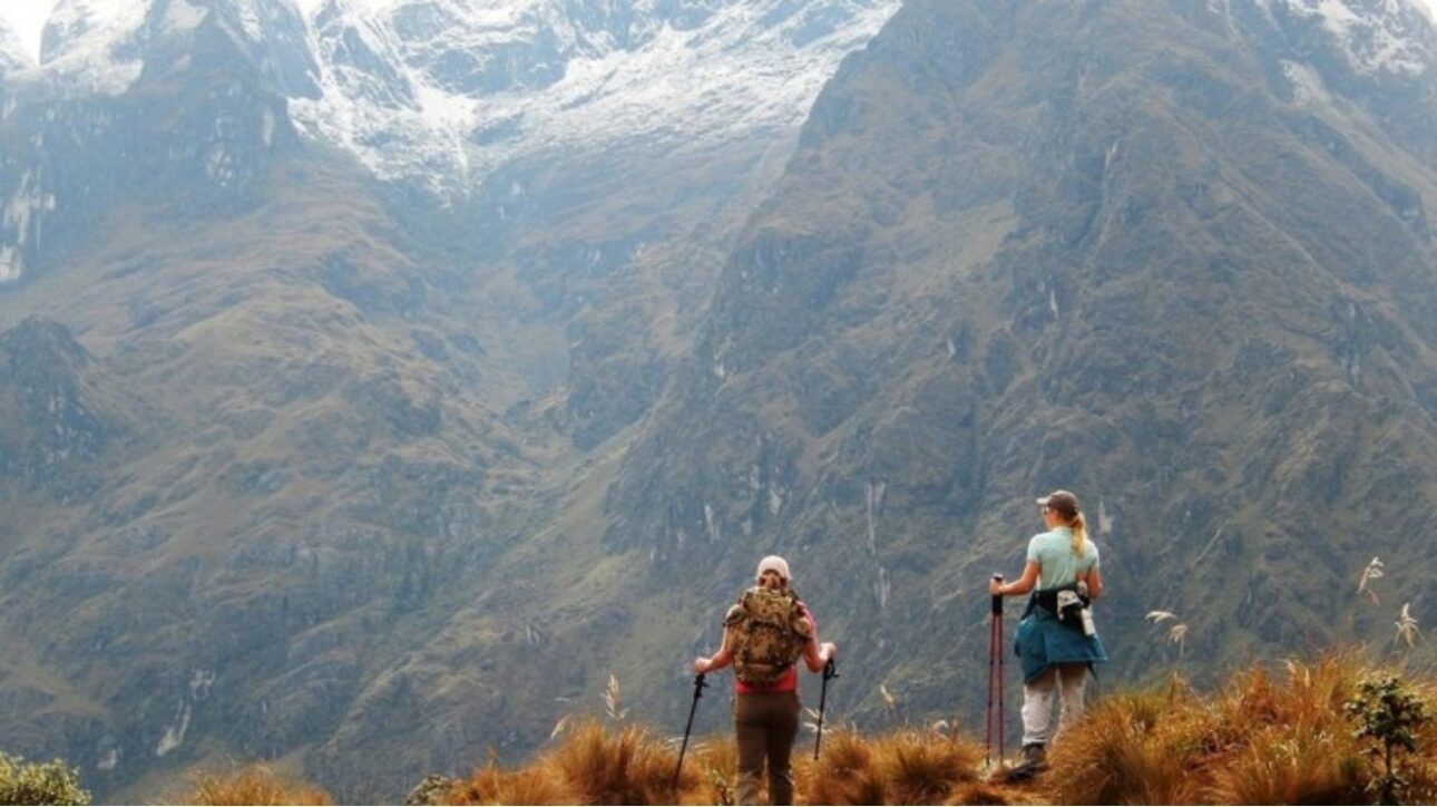 pessoas admiram a paisagem exuberante na trilha inca