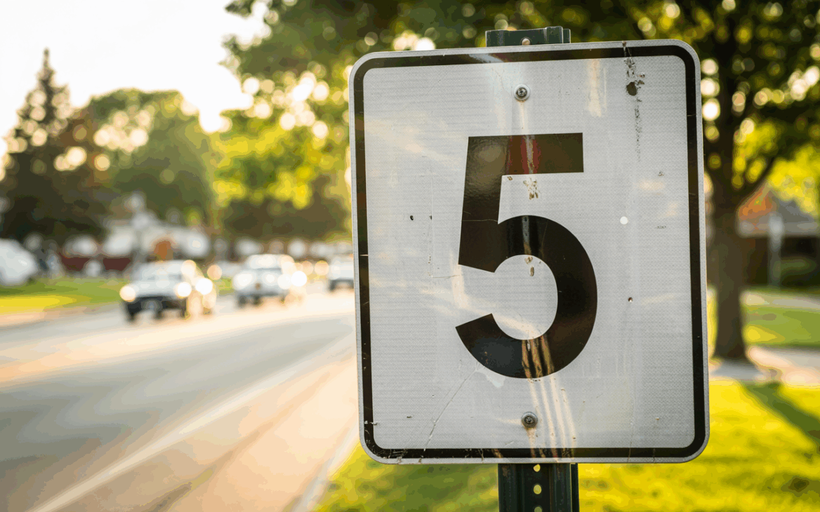 A nova placa de trânsito branca com um 5 no centro: descubra o que realmente ela significa
