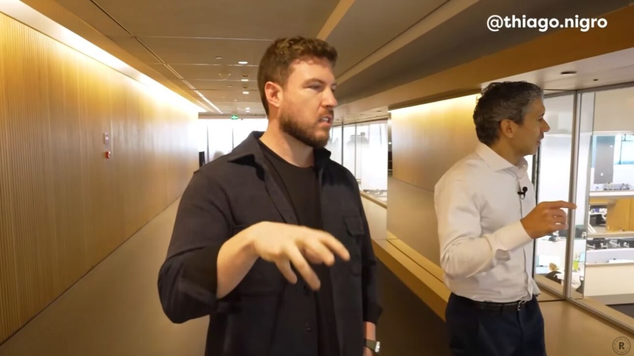 Thiago Nigro caminha ao lado de executivo do BTG Pactual durante visita institucional, em vídeo publicado após repercussão de inquérito envolvendo a XP Investimentos