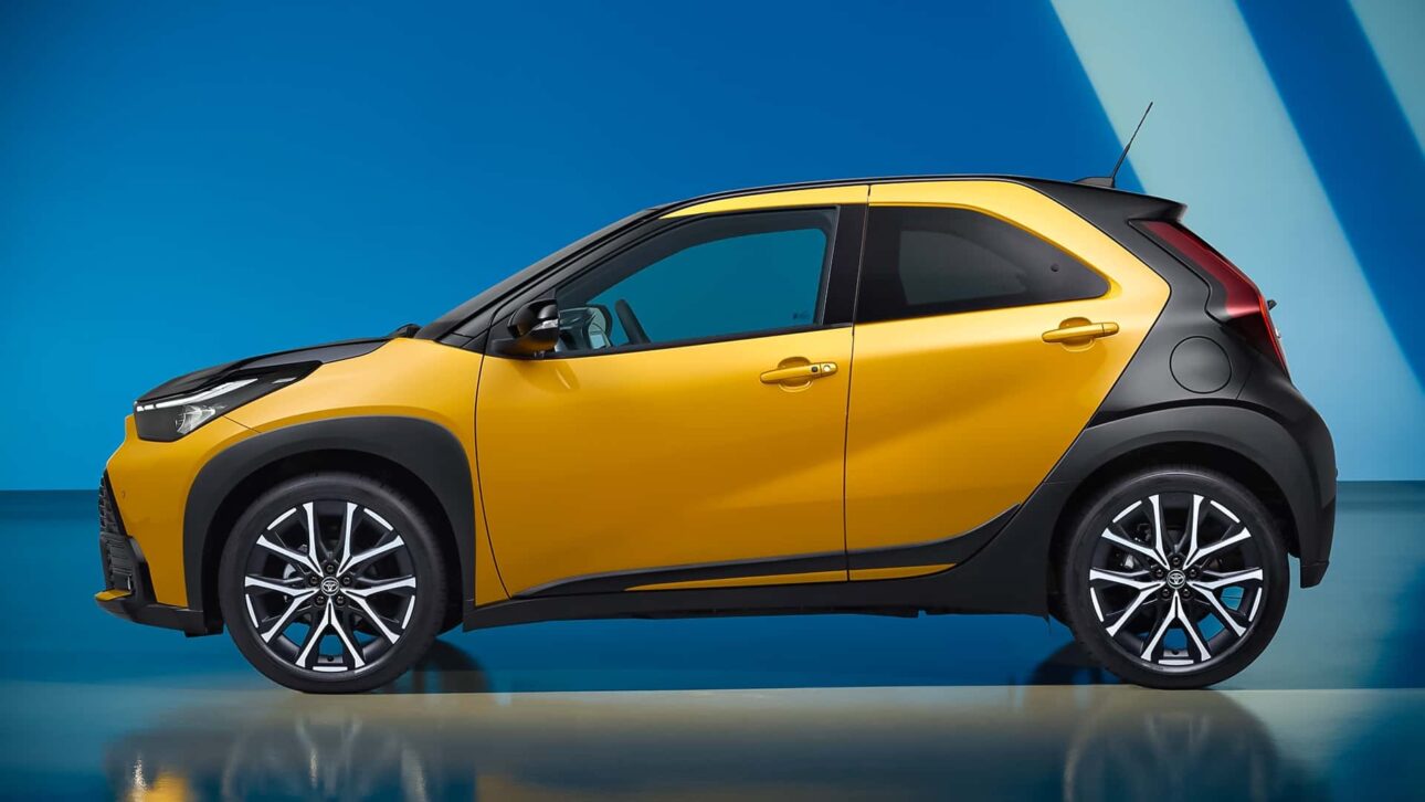 Akio Toyoda apresenta veículos híbridos e elétricos da Toyota durante evento em 2025