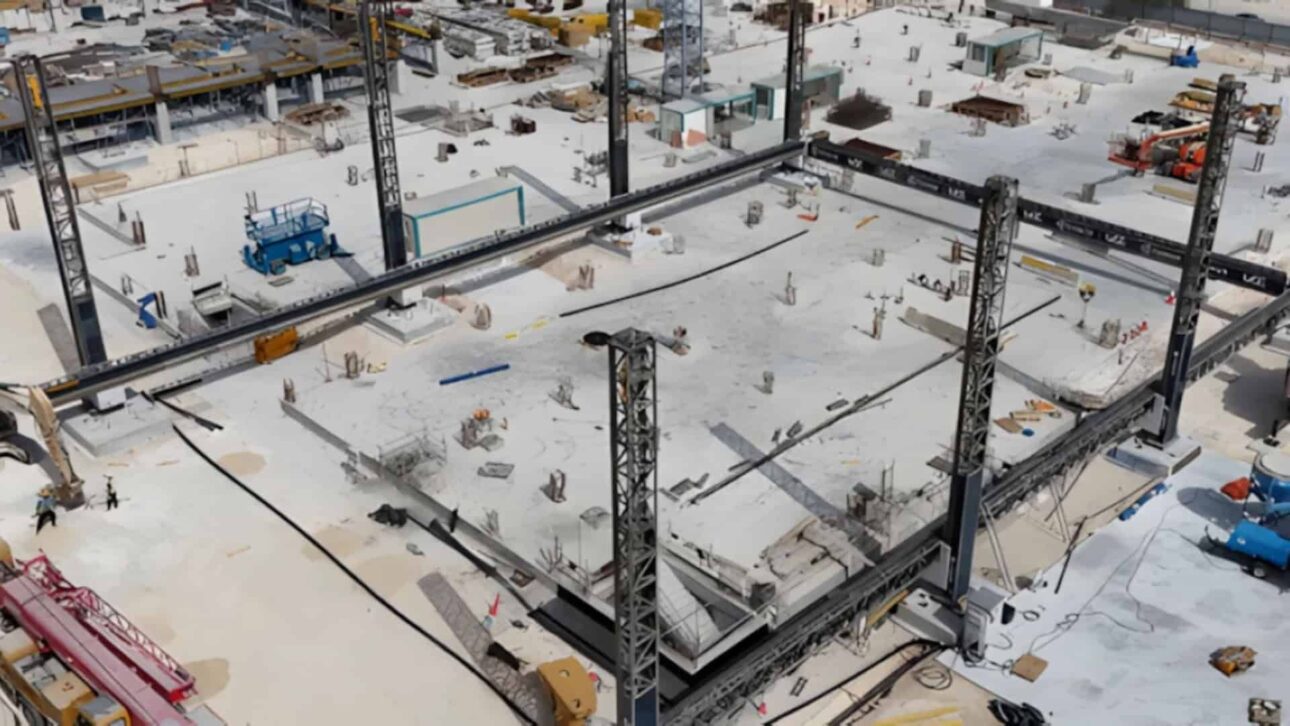 Catar constrói as maiores escolas do mundo impressas em 3D, inspiradas em dunas, com tecnologia inédita e promessa de recorde global em 2025. (Imagem: COBOD)