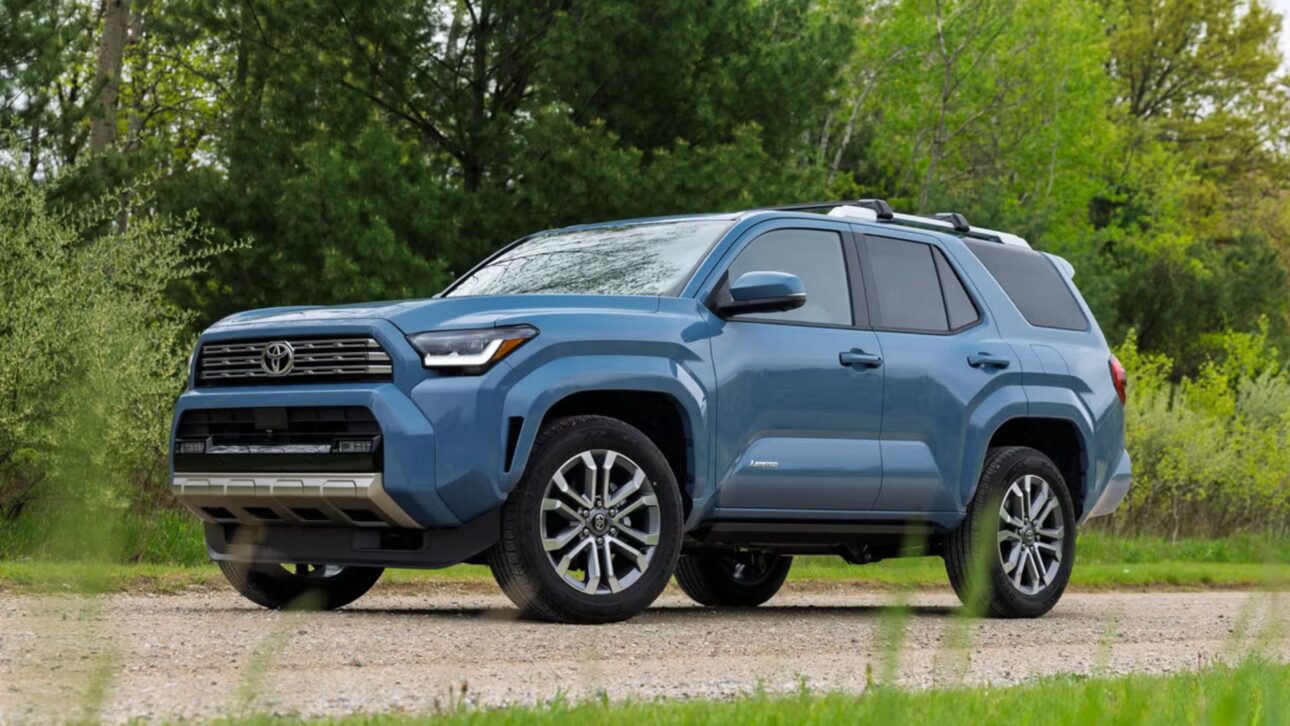 Toyota 4Runner híbrido é registrado no Brasil com 330 cv, câmbio de 8 marchas e pacote Safety Sense. Entenda como pode impactar o segmento.