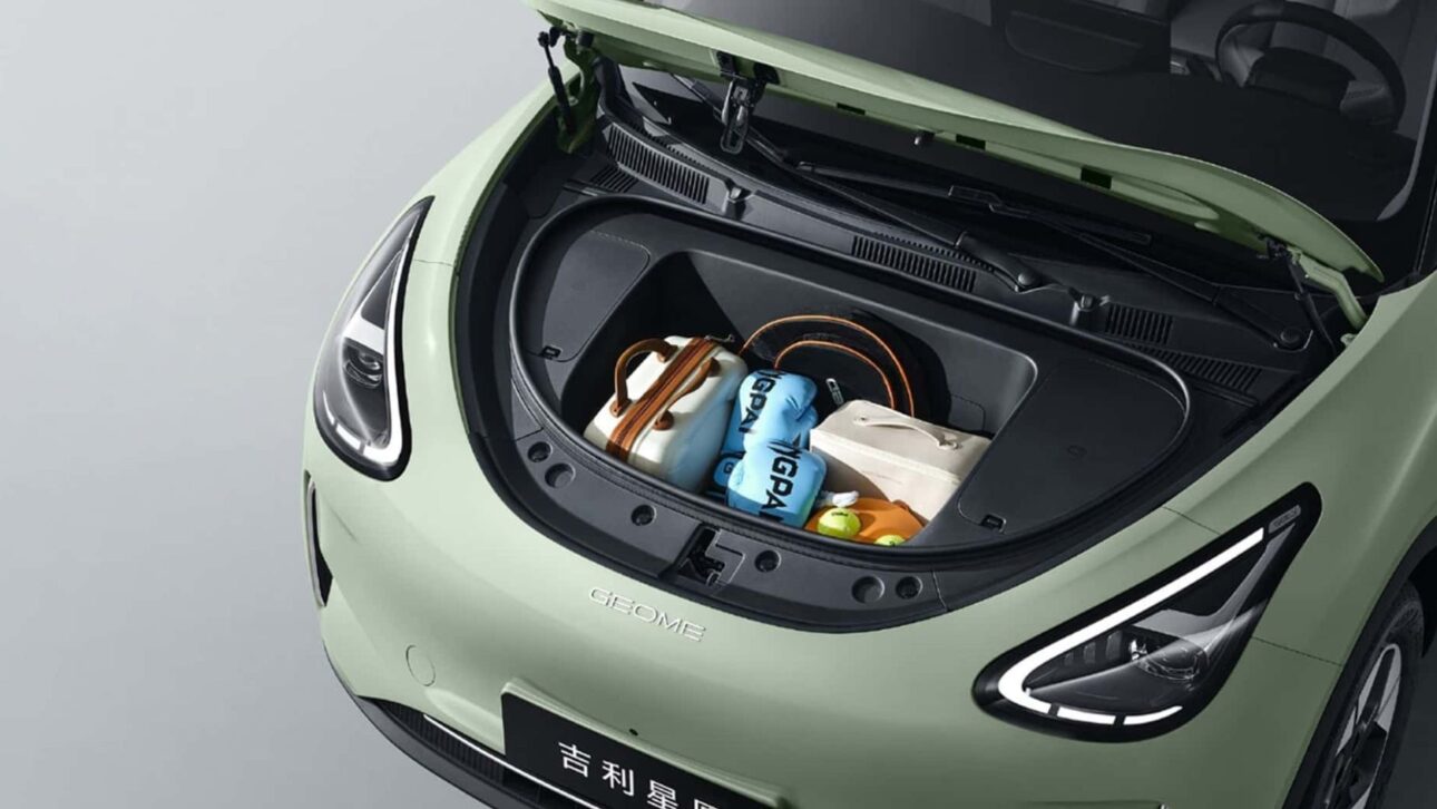 Geely Geome Xingyuan supera BYD Dolphin Mini na China, oferece até 410 km de autonomia e preço acessível; modelo já foi visto em testes no Brasil.