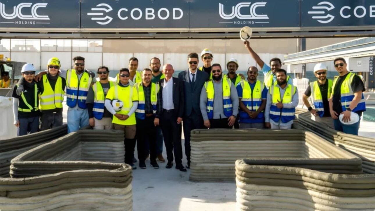 Equipe deve concluir construção das 14 escolas, inclusive as impressas em 3D, ainda em 2025 (Imagem: COBOD)