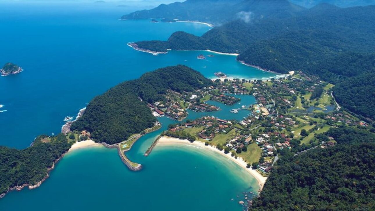 Leilão de praias, ilhas e montanhas em Paraty mobiliza moradores e ameaça patrimônio mundial, cultura caiçara e proteção ambiental. 