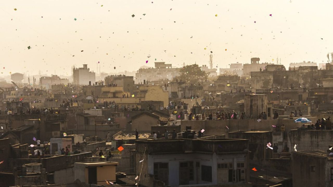 Para fugir do calor extremo durante o dia, a cidade de Ahmedabad, na Índia, adaptou-se radicalmente ao mover sua vida social e econômica para o período noturno. Imagem: Xataka